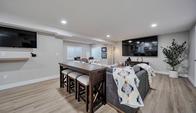 Remodeled luxury home, sleeps 18, 2 Full Kitchens, 30 Min to Skiing and more!