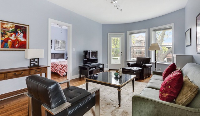 Remodeled, spacious and bright apartment — near Loyola, beach & subway in Chicago