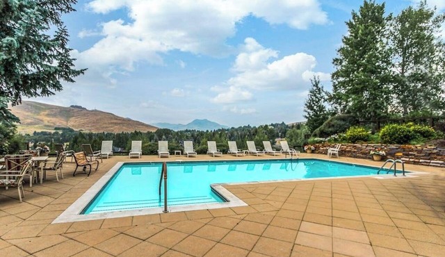 Resort condo with shared pool & hot tub - minutes from hiking, skiing, & dining