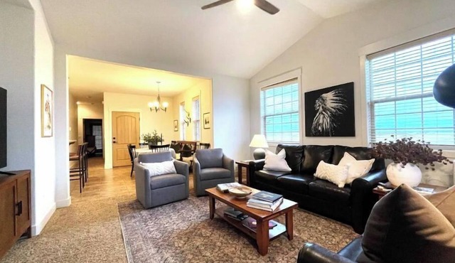 Retreat on Moraine Luxury Top/End Unit Condo with Mountain Views