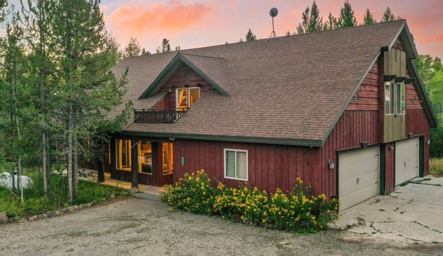 Rising Sun Ranch - Sleeps 20, Hot Tub, Game Room, 35mi Yellowstone!