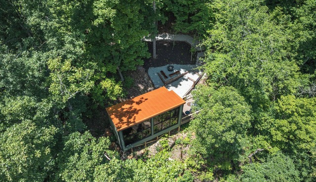 RIVER and SKY Cabin; Hot Tub in Fredericktown