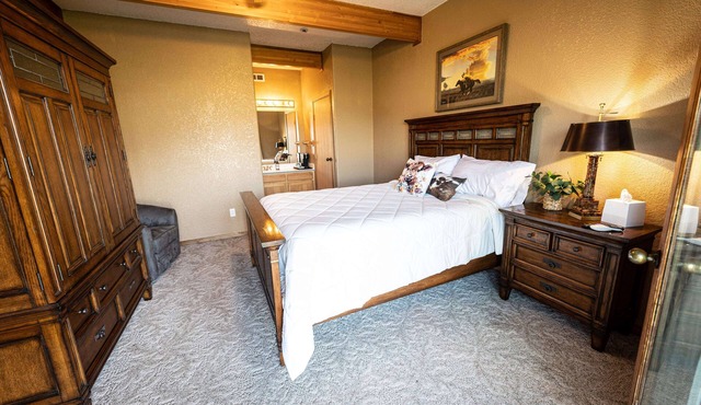 Riverfront Lodge in White Bird, ID – 1BR w/Panoramic Views & Breakfast Unit 7