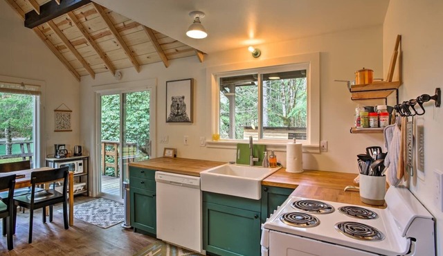 Riverfront 'South Fork Cabin' close to Stevens Pass, dog friendly! in Gold Bar