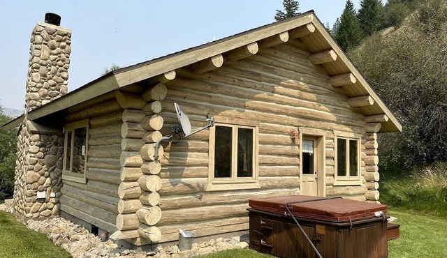 Rocky Mountains Getaway: Gorgeous Log Cabin in Darby, Montana