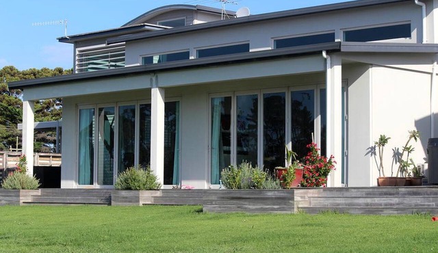 Romantic Getaway Accommodation with Breathtaking Views in Waitoki, North Island in Waitoki