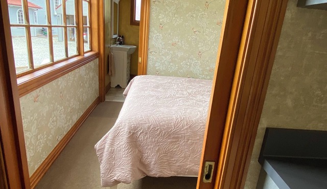 Rose Creek Cottage – Secluded Vineyard Stay with Stunning Mountain Backdrop in Cromwell