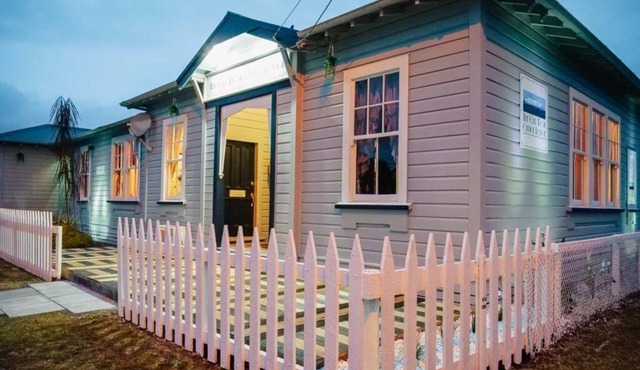 Ruapehu's OWHANGO OLD POST OFFICE 1-3 Bdr West-Wing Apt with Sauna & SpaPool in Owhango