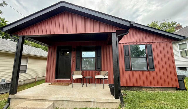 Ruby Red Crystal House: 2BD/2BA Walk to Dining & Coffee, Minutes from Major Hwy in Crystal City