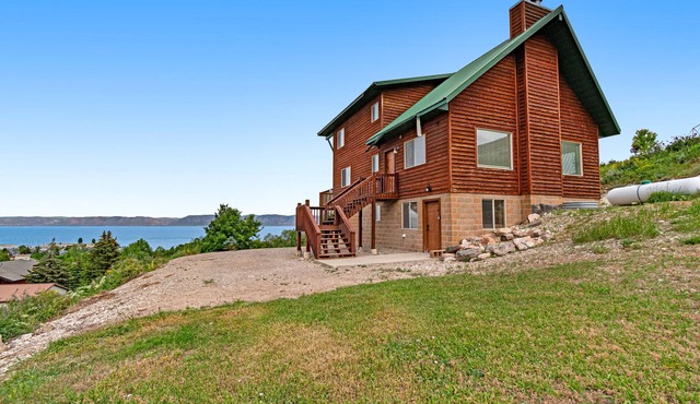 Rustic cabin overlooking Bear Lake with WiFi, fireplace