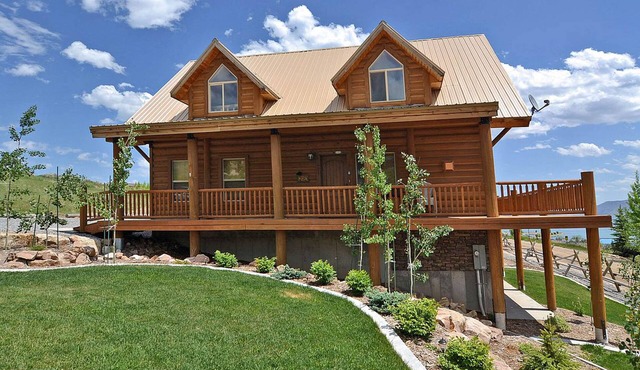 Rustic cabin with lake views from deck w/grill, foosball, W/D, fireplace