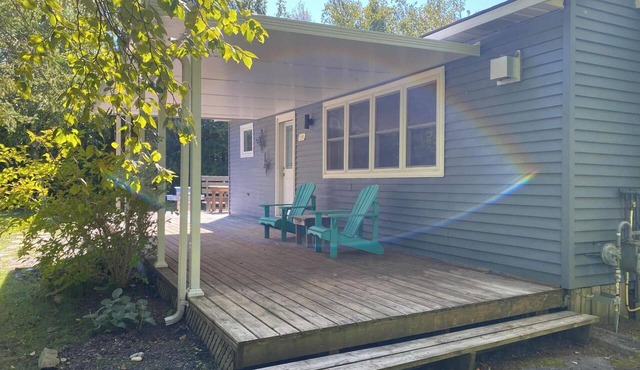 Sauble Beach Birchwood Cottage 5 min walk to the beach & 10 min walk to strip in Sauble Beach