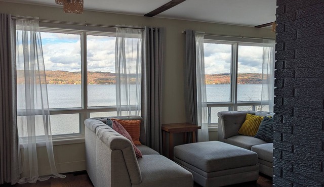 Scenic River Waterfront Cottage - Panoramic Views in L'Orignal