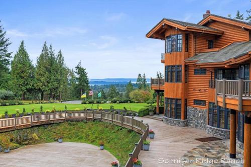 Scimitar Ridge Ranch - Luxury Lodge - Sleeps 35 with Indoor Pool Villa