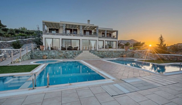 Sea views, Heated Pool, Ping Pong & Tennis, 23 pax in Αχλάδα