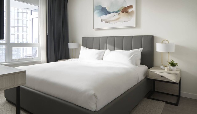 Seattle Luxury Suite: 2BR w/Full Kitchen, Balcony & Resort-Style Amenities! in Seattle