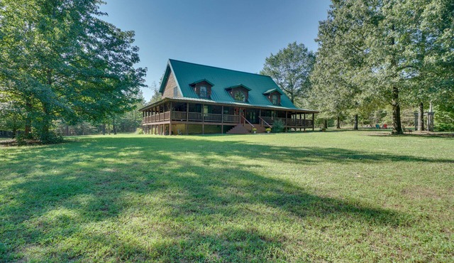 Secluded Broken Bow Cabin w/Fire Pit and Deck! in Broken Bow