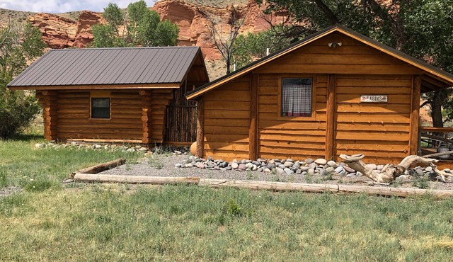 Secluded studio-style cabin on the rushing Wind River tucked under cottonwoods