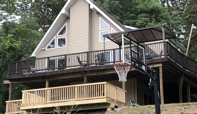 Seneca Lake spacious 5-bedroom chalet. Last minute rental discounts available in Hector