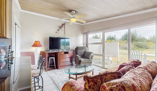 Serene coastal oceanfront condo with shared hot tub & beach trail access in Copalis Beach