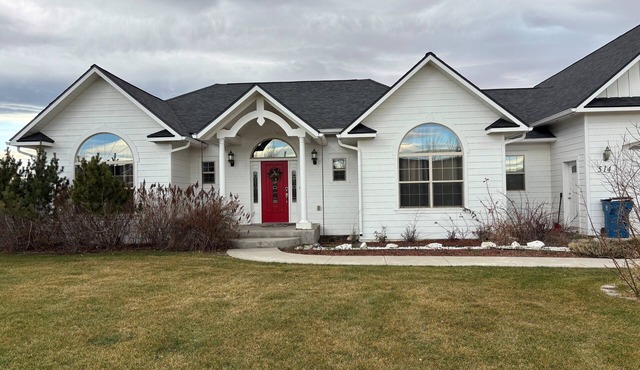 Shelter Grove-30 day rental or longer in the Four Corner area with a hot tub! in Bozeman