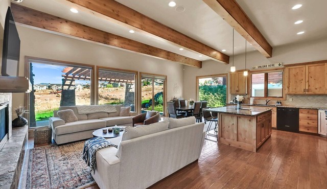 Ski & Golf Retreat w/Stunning Mountain Views