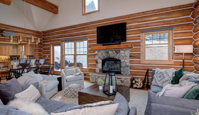 Ski-in, Ski-out 4 Bedroom Cabin with Private Hot Tub in Big Sky