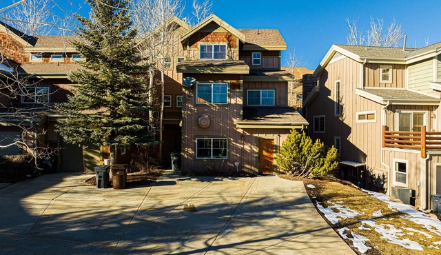 Ski, Soak & Relax | Bear Hollow 6BR Retreat w/Sauna & Clubhouse Hot Tub