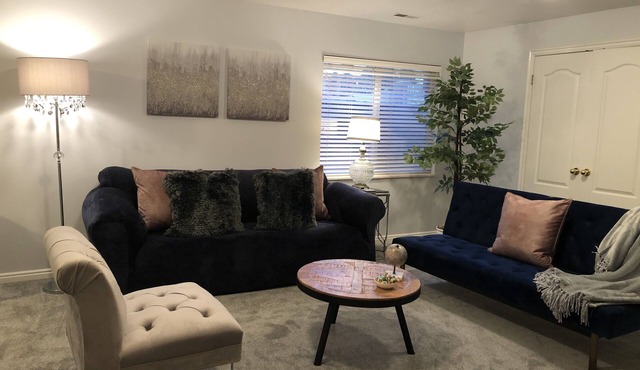 Skiers delight Kitchen, 1.5 bath, laundry, sleeps 4, newly remodeled