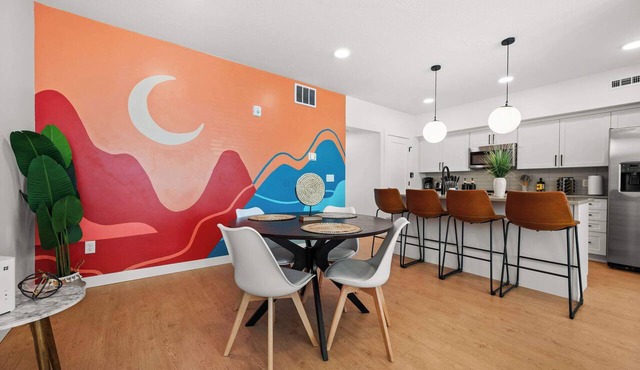 SLC - Townhome - Airport - Mountain Views Garage