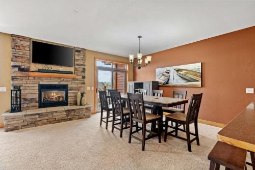 Sleep 10-Big Sandy Villa-Luxury-Lake view deck in McGregor