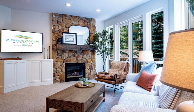 Snow Star Serenade - Hot Tub + Gym + Walk to downtown & ski lifts!