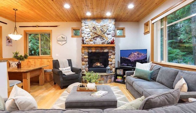Snowline Chalet | Hot Tub, Pool & Foosball