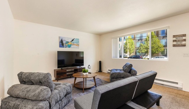 Spacious 2BR Duplex | Family & Group Friendly in Lynnwood