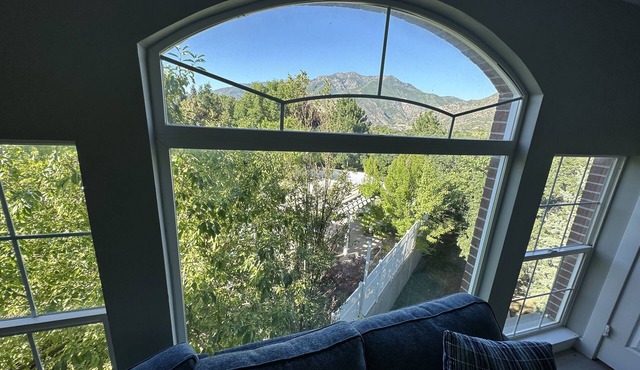 Spacious 3-bedroom apartment with pool, hot tub, and fitness room in Layton, UT