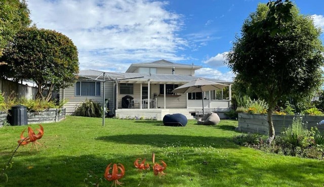Spacious 4 BRM home with spa and large garden in Taupō