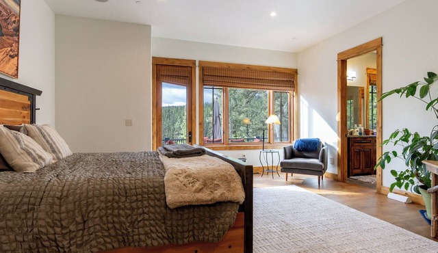Spacious 5-bedroom house with private access to Ousel falls trail!