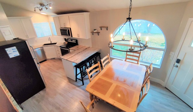 Spacious 5 BR/3 Bath Home with a PRIVATE HOT TUB! 2x full Kitchens & Laundry
