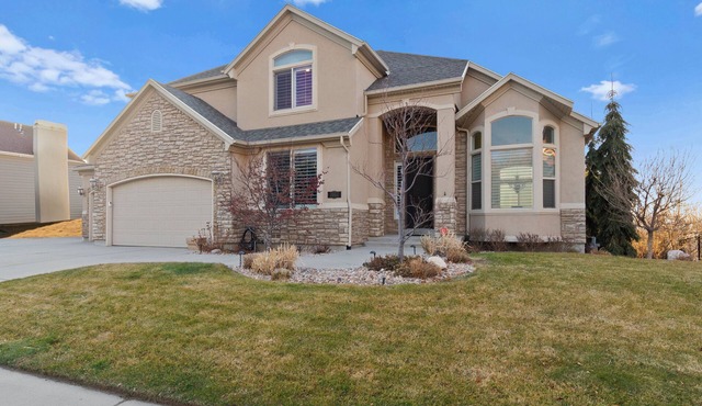 Spacious 5BR Draper Retreat Mountain Views + Near Ski Resorts in Draper