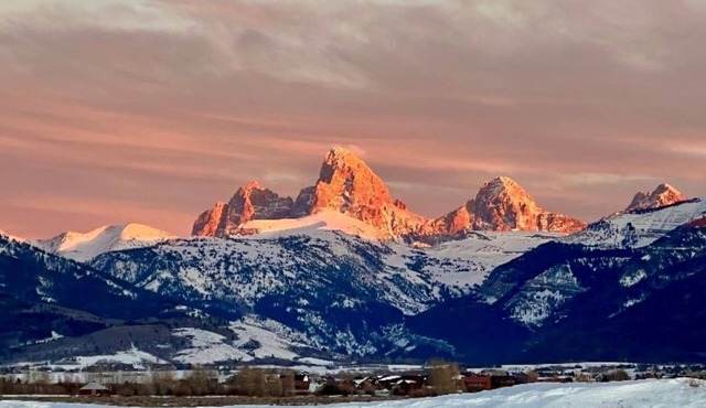 Spacious 6-bedroom house w/hot tub and Teton Views!