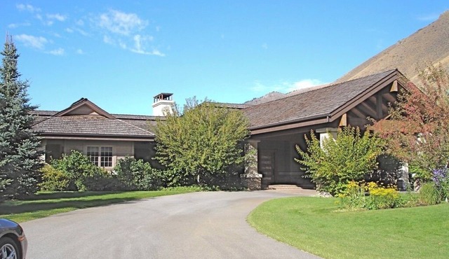 Spacious 6-bedroom luxury lodge-like Gimlet estate in world renowned Sun Valley.