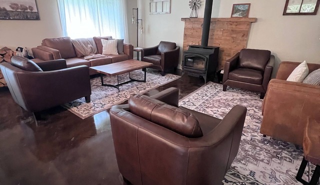 Spacious 9-bedroom farmhouse and Event barn in enchanting Arlington