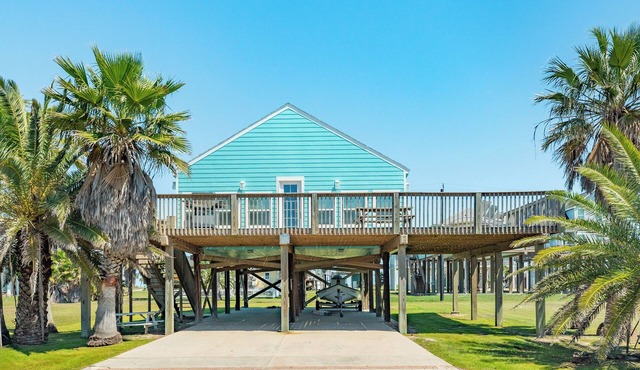 Spacious and Open Freshly Remodeled Beach House. in Freeport