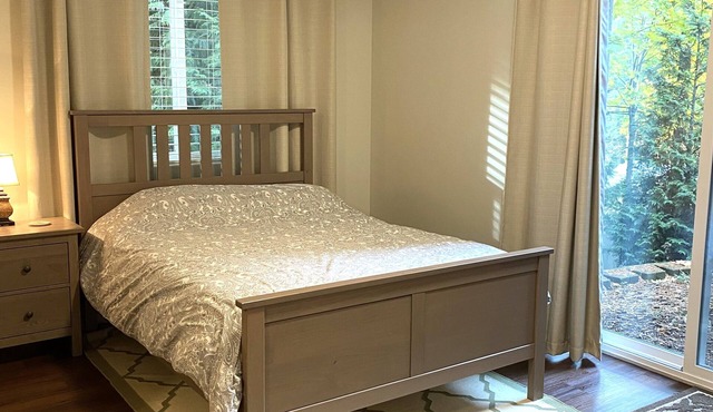Spacious Cedar Suite Private Entry & Bath Wifi Kirkland in Kirkland