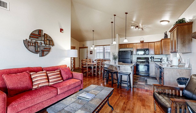 Spacious condo w/community pool & hot tub, mountain views, centrally located