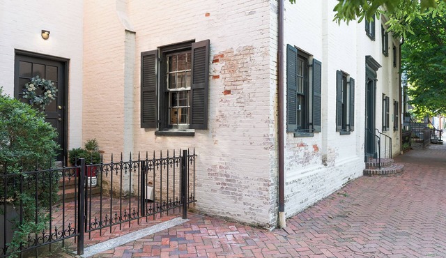 Spacious Converted Carriage House in Historic District near USNA in Annapolis
