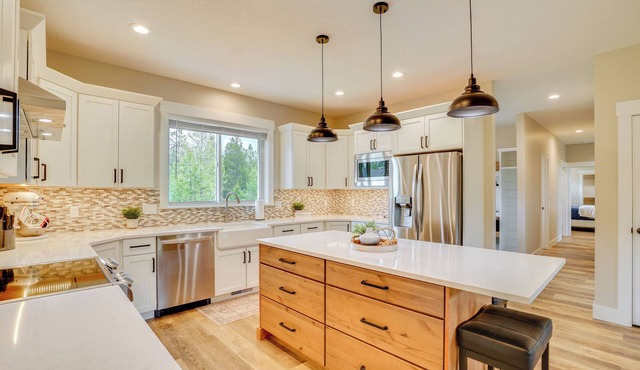 Spacious Donnelly Family Home w/Private Hot Tub!