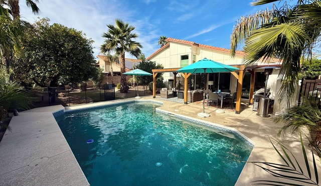 Spacious home with great outdoor space & heated pool in Phoenix