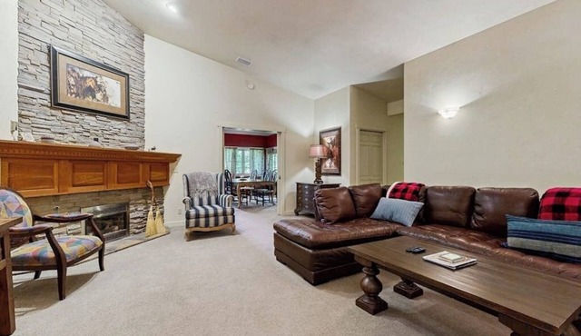 Spacious & inviting home near town with jetted tub, gas fireplace & WiFi