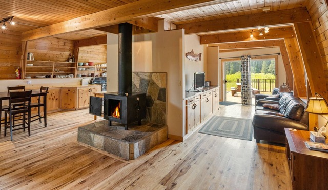 Spacious Mountain Cabin-8 min from Yellowstone Nat. Park On Private w/ View